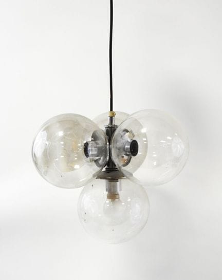 70年代的作品
四臂悬挂式灯具，半透明玻璃球形灯罩，镀铬金属灯架。
总高：63 厘米
有轻微磨损