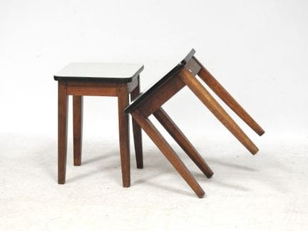 Werk aus den 1950er Jahren
Ein Paar Hocker aus Nat