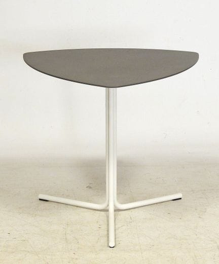 KASTEL
Kensho side table with a triangular top, ma