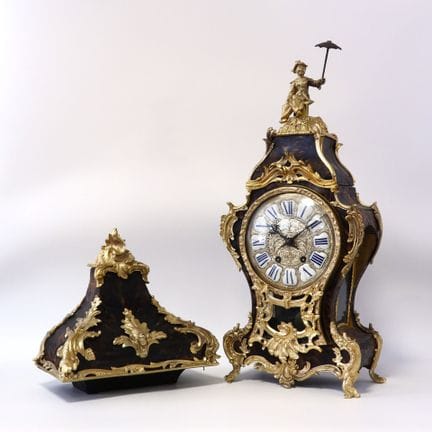 Reloj de pared con consola de formas sinuosas, cha