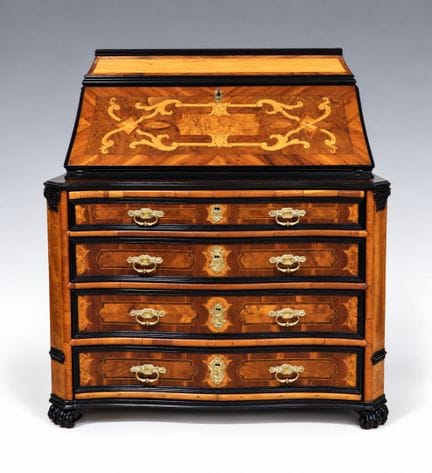 Commode scriban en placage de noyer et prunier, l'