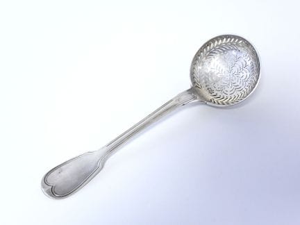 Cuchara espolvoreadora de plata con punzón «vieill