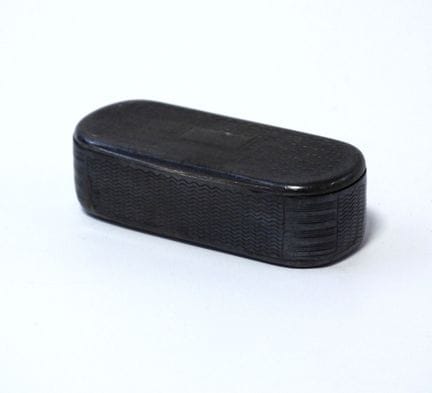 Pastillero de forma ovoide, de plata con el sello 