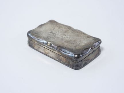 Tabacera rectangular de plata con el sello «Minerv