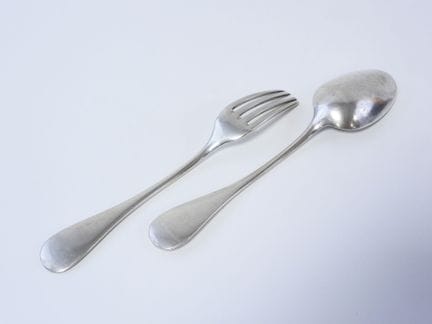Cubierta grande de una sola pieza, de plata, con e