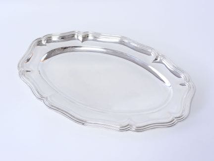 Fuente de servicio con forma festoneada, decorada 
