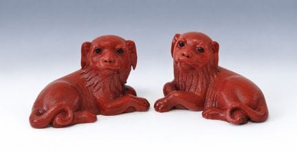 中国
一对红釉瓷卧狮
19世纪
26 x 17 厘米