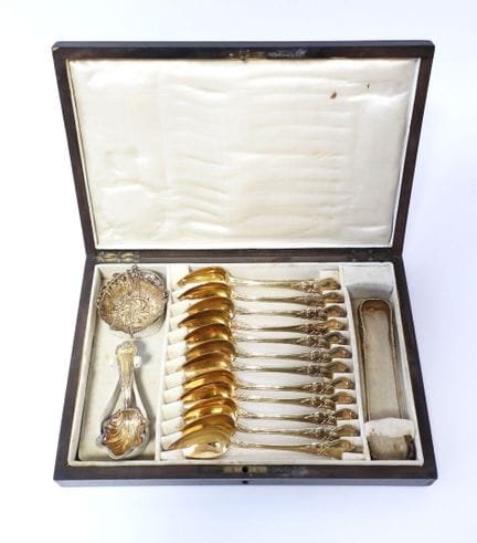 Juego de té de plata dorada con el sello «Minerva»