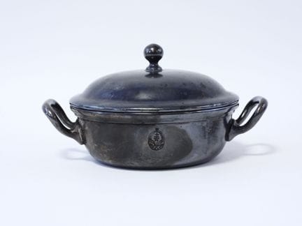 ALEMANIA - (1933-1945)
Cazuelita con tapa de metal