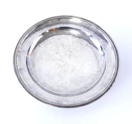 Plato circular de plata con el sello del gallo y d