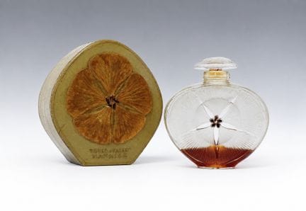 雷内·拉利克（1860-1945）为罗杰·加莱特设计
“Narkiss”款香水瓶，采用模压玻璃制成，