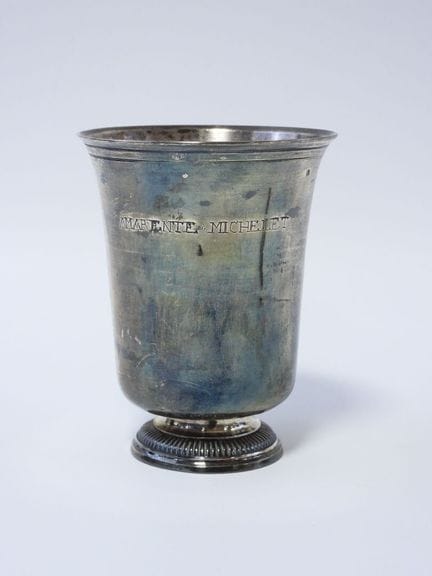 Címbalo con forma de tulipán, de plata, con el sel