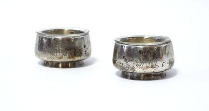 Rusia
Par de saleros con base de plata marcados co