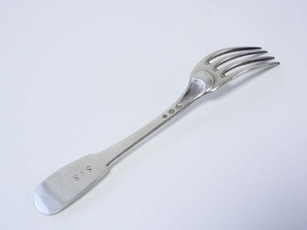Tenedor de plata con el sello del gallo, modelo li