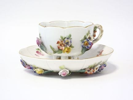 MEISSEN
Taza y platillo de porcelana con borde fes