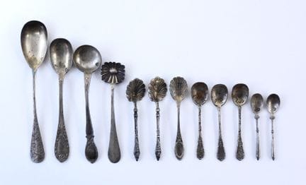 Lote de cucharas para salero y otros objetos de pl