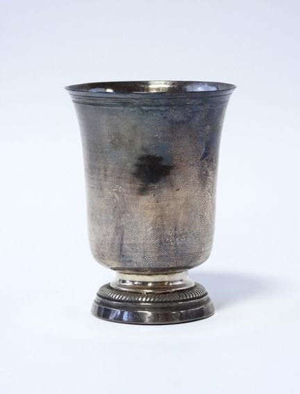 Copa de plata con forma de tulipán. Sello del sigl