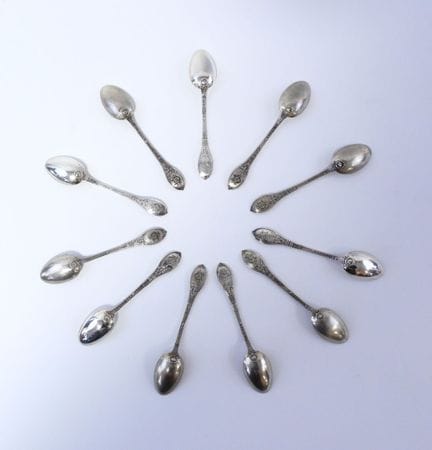 Juego de 11 cucharas de postre de plata con el sel