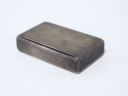 Tabacera rectangular de plata con el sello «Minerv