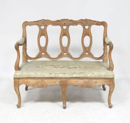 Banqueta de madera natural moldeada y tallada, con
