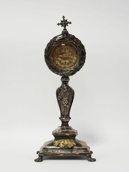 RELIGIOSA
Relicario de San Bernardo, de metal plat