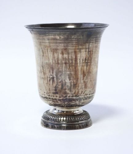 Copa de plata con forma de tulipán. Sello del sigl