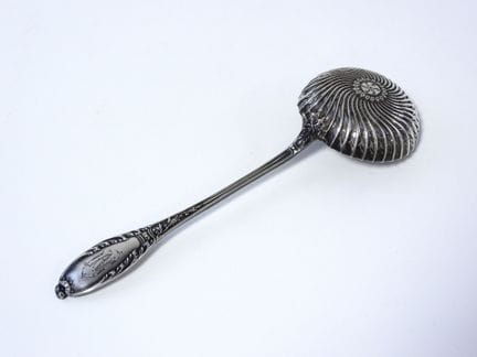 Cuchara para espolvorear de plata con el sello de 