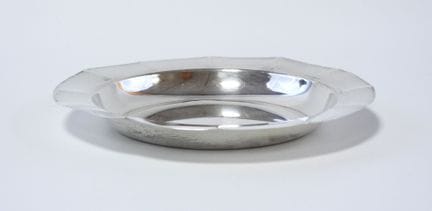Posavasos de forma circular, con alas decoradas co