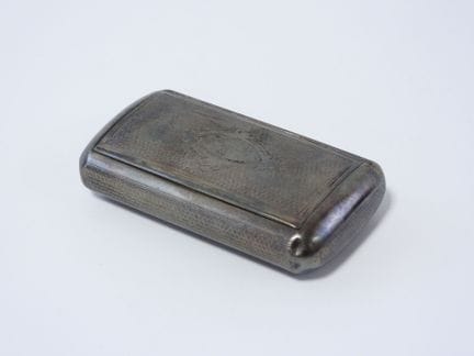 Tabaquera rectangular con bordes redondeados, de p