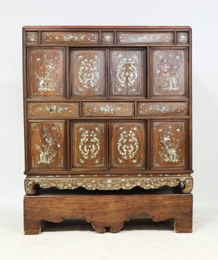 INDOCHINE 
Buffet de forme rectangulaire en bois e