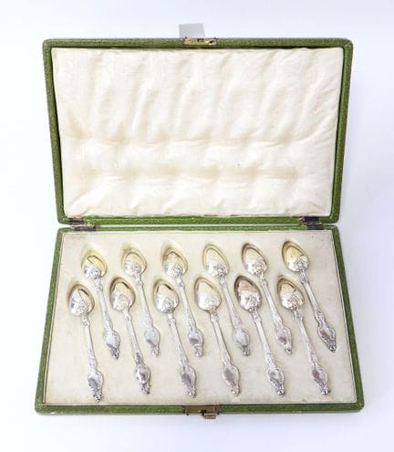 Juego de 12 cucharas de postre de plata con el sel