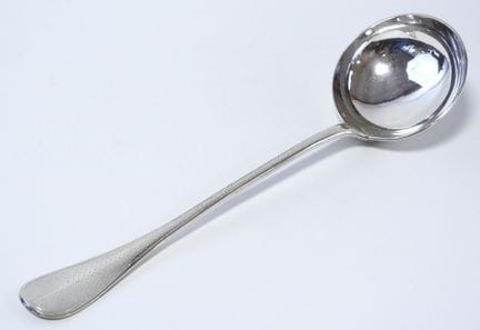 Cucharón de servicio de plata con el sello «Minerv