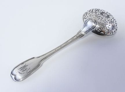 Cuchara espolvoreadora de plata del siglo XVIII, m