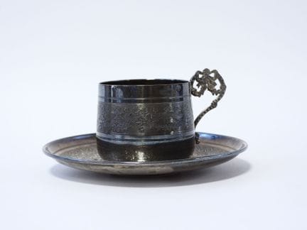 Taza y platillo de plata con el sello de Minerva, 