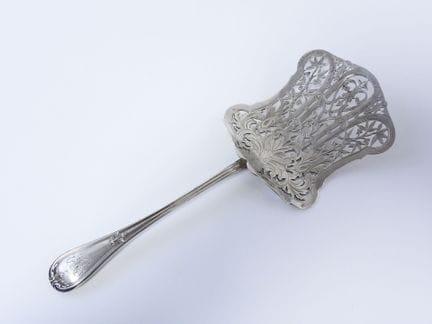 Cuchara para espárragos de plata con el sello «Min