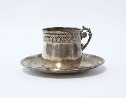 Taza y platillo de plata con el sello «Minerva», d