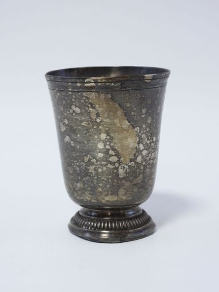 Címbalo en forma de tulipán de plata con el sello 