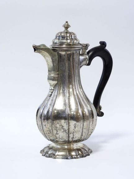 Italia - Atribuida a
Cafetera de plata, con cuerpo