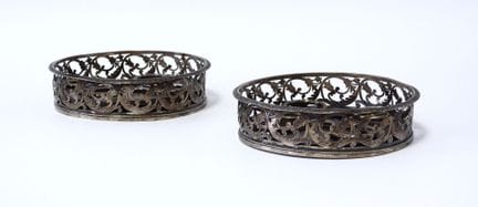 Par de posavasos de plata con el sello «Minerva», 