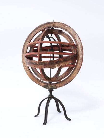 Esfera armilar de cartón sobre una base de bronce,