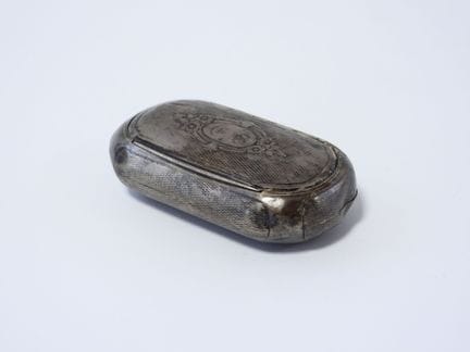 Pastillero de forma ovoide de plata con el sello «