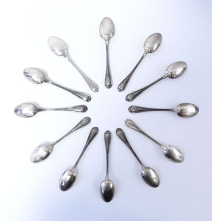 Doce cucharas de postre de plata con el sello «Min