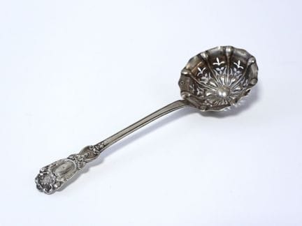 Cuchara espolvoreadora de plata con el sello «Mine