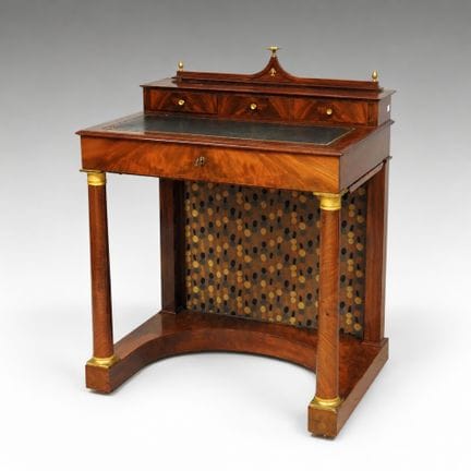 TABLE-BUREAU en acajou et placage d'acajou, le pla