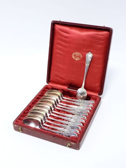 Juego de 12 cucharas de postre de plata con el sel
