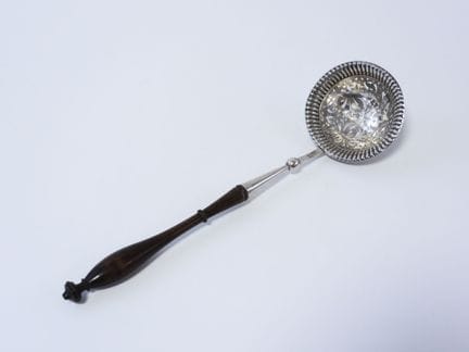 Cuchara para aceitunas de plata con el punzón de u