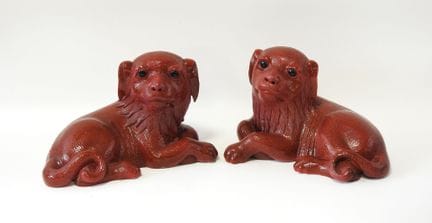 CHINE
Paire de lions couchés en porcelaine émaillé