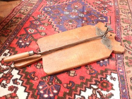 PLANCHE A COUPER LE PAIN en bois naturel et fer. 6