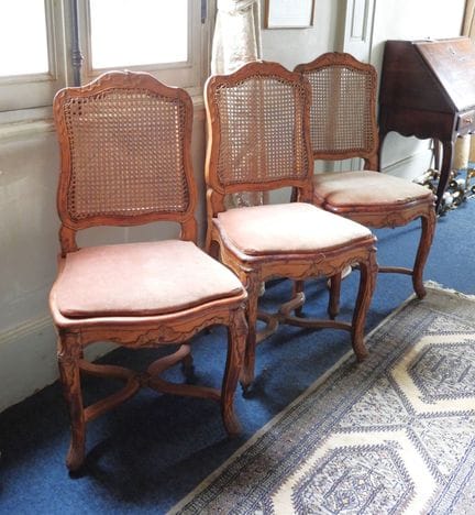 SUITE DE TROIS CHAISES en hêtre mouluré et sculpté
