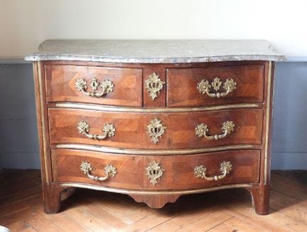 COMMODE en placage de bois de rose et de satiné, l
